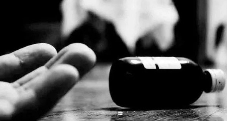 పోలీస్ స్టేషన్‌లో మహిళ ఆత్మహత్యాయత్నం