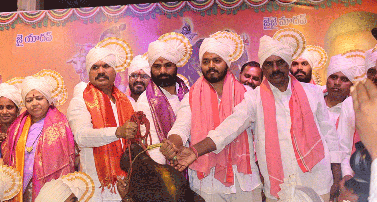  బండ్లగూడ యాదవ్ సంఘం ఆధ్వర్యంలో నిర్వహించిన సదర్ సమ్మేళనంలో మాదిరి ప్రిథ్వీరాజ్ 