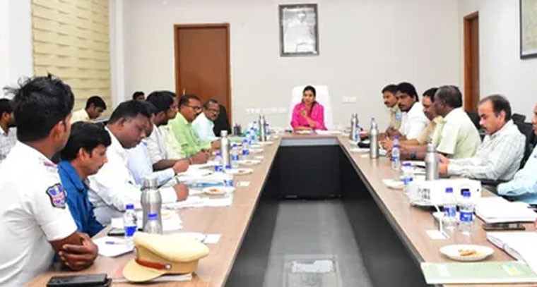 రోడ్డు ప్రమాదాల నియంత్రణకు పటిష్ట చర్యలు: ఇంచార్జి కలెక్టర్