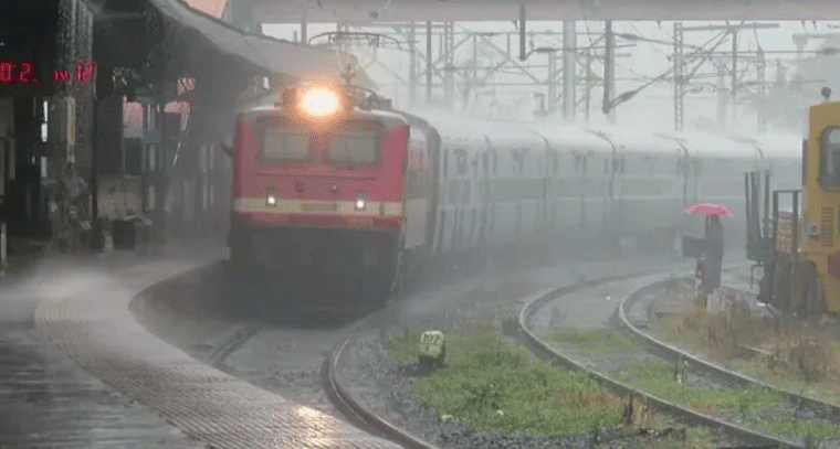 మోంథా తుఫాన్ ఎఫెక్ట్.. సికింద్రాబాద్ - విజయవాడ రూట్ లో రైళ్లు రద్దు