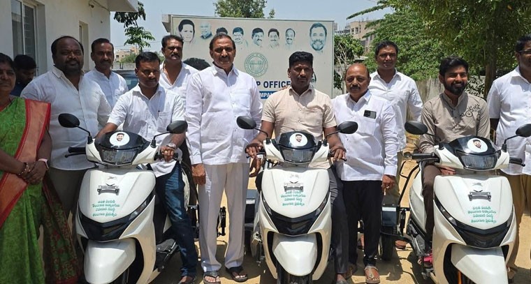  దివ్యంగులకు 4 స్కూటీ  పంపిణీ