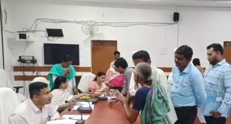 ప్రజావాణి అర్జీలపై సత్వర చర్యలు: కలెక్టర్ రాజర్షిషా