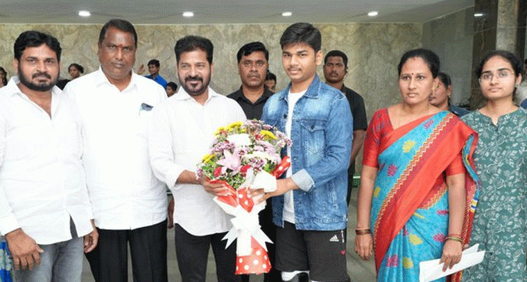 సీఎం రేవంత్ రెడ్డి గారిని కలిసి కృతజ్ఞతలు తెలిపిన ప్రమాద బాధితుడు గుండేటి రాహుల్