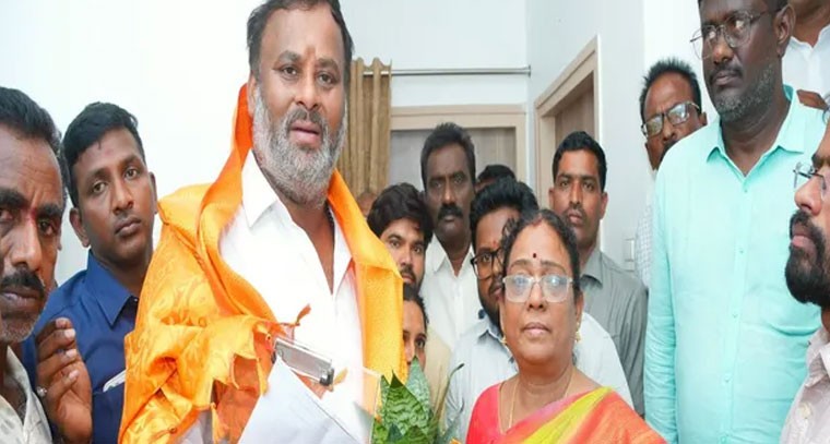 మంత్రిని కలిసిన పంచాయతీ అధికారి రాధమ్మ