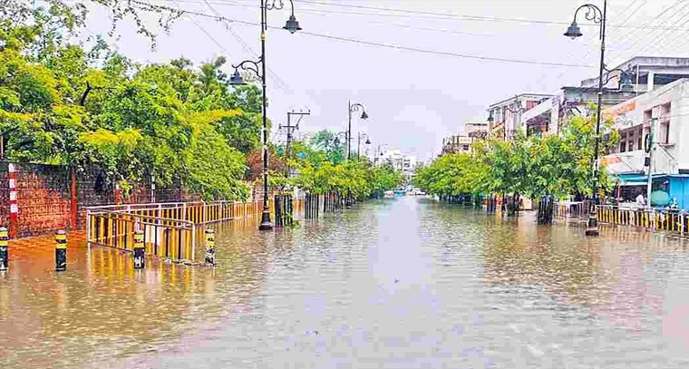 కుమారం భీమ్ అసిఫాబాద్‌లో విపరీత వర్షపాతం: ఎడ తెరిపి లేని జలధారలు