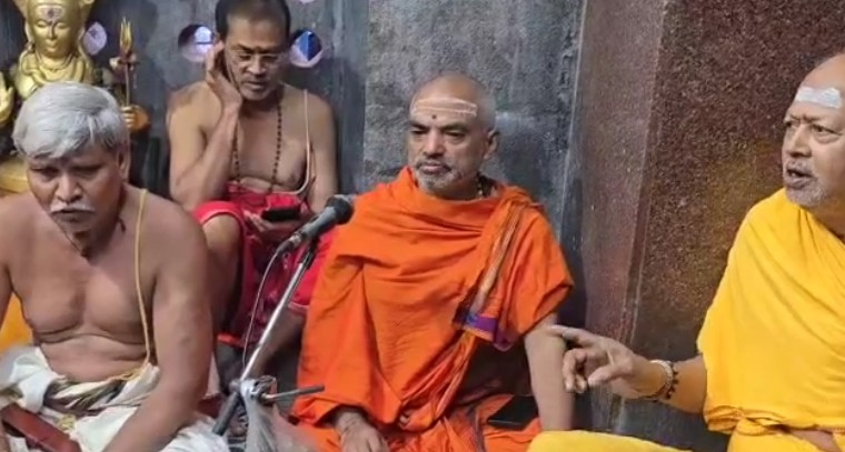 రాజన్న గుడిలో రుద్రాభిషేక పూజలు.. భక్తజన సందోహం