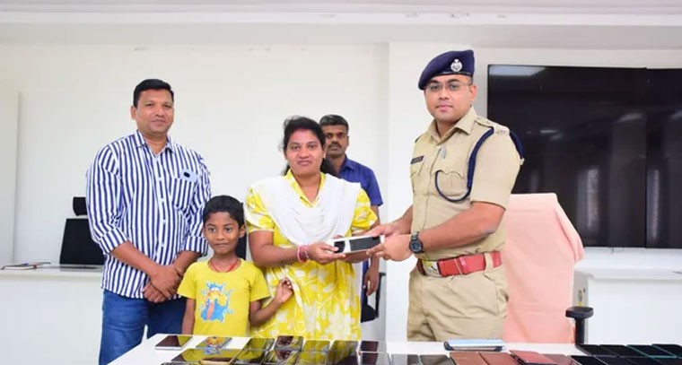 6 లక్షల విలువ గల 63 మొబైల్ ఫోన్లు రికవరీ: ఎస్పీ