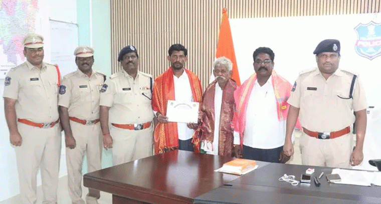 ప్రాణాలను పణంగా పెట్టి 10 మందిని రక్షించిన యువకుడికి సత్కారం
