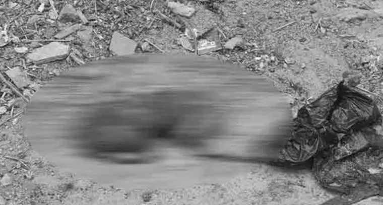 రోడ్డుపై చిన్నారి మృతదేహం లభ్యం