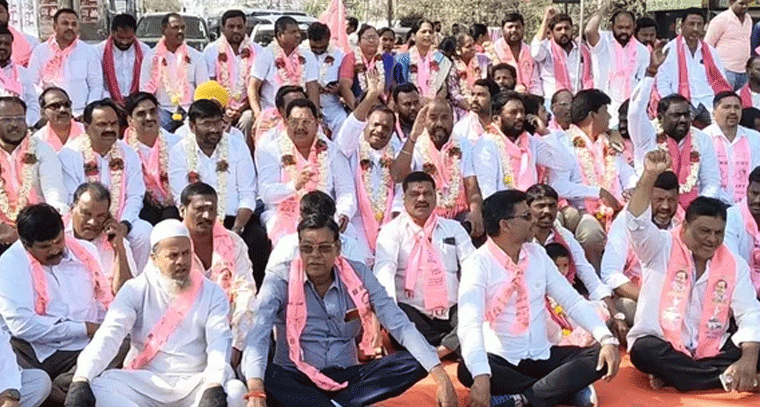 రాజేంద్రనగర్ ను హైదరాబాద్ లో కలపొద్దని బీఆర్ఎస్ నేతల ఆందోళన