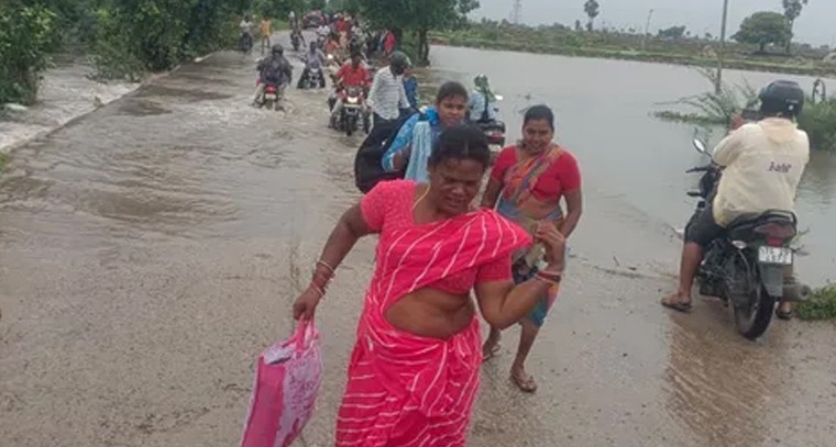 రామ్మన్నపేట-లావుడితండల మధ్య నిలిచిన రాకపోకలు