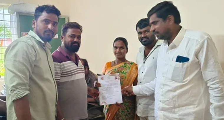 కాంగ్రెస్ ప్రభుత్వంలో రేషన్ కార్డుల పంపిణీ ప్రారంభం