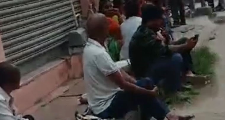 రేషన్ పంపిణీలో జాప్యం.. లబ్ధిదారుల పడిగాపులు