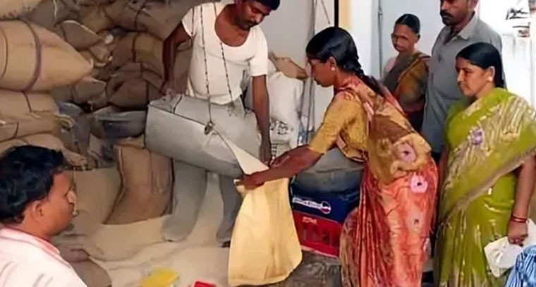 ఒకేసారి 3 నెలల రేషన్ పంపిణీ!