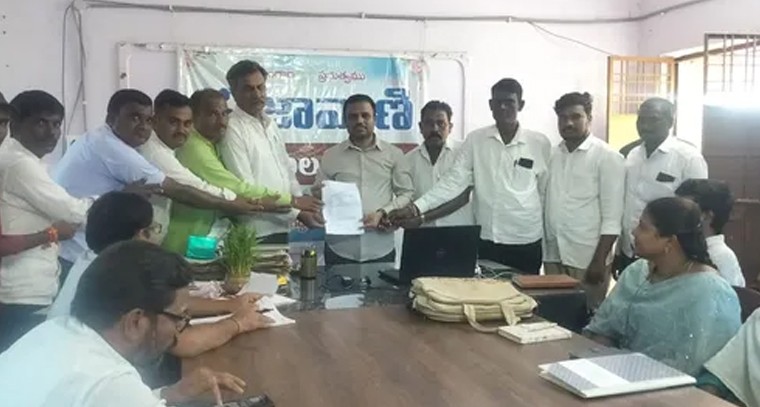 రేషన్ డీలర్లకు ఐదు నెలల కమిషన్ బకాయిలు: తహశీల్దార్ కు వినతి