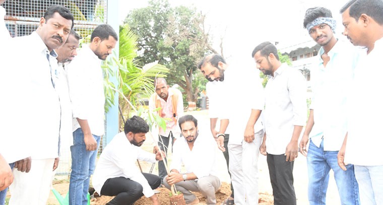 మొక్కలు నాటిన  రవికుమార్ యాదవ్