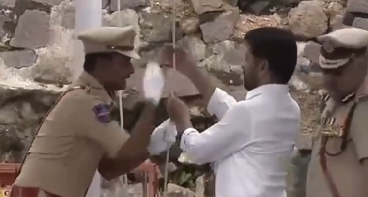 గోల్కొండలో జాతీయ జండాను ఎగరవేసిన సీఎం రేవంత్ రెడ్డి
