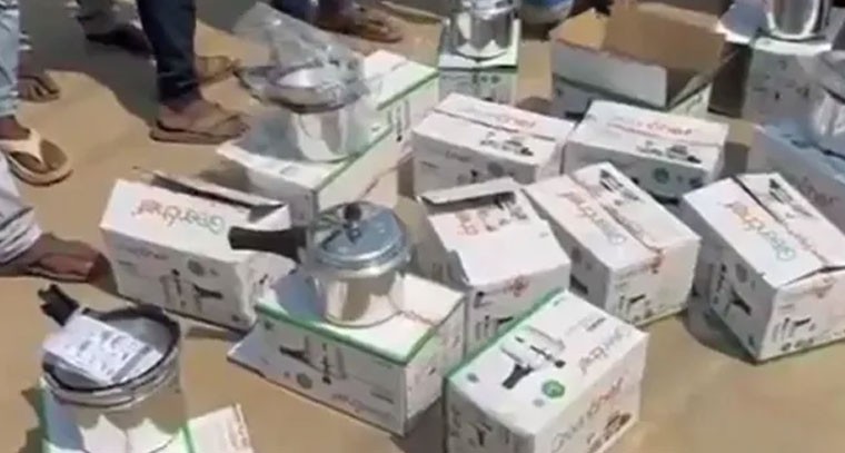 ఎన్నికల్లో తనకు ఓటు వేయలేదని పంచిన డబ్బులు, కుక్కర్లను వెనక్కి తీసుకున్న అభ్యర్థి