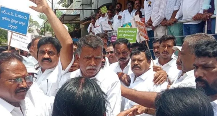 ఆర్ఎంపీ డాక్టర్‌పై మహిళ దాడి