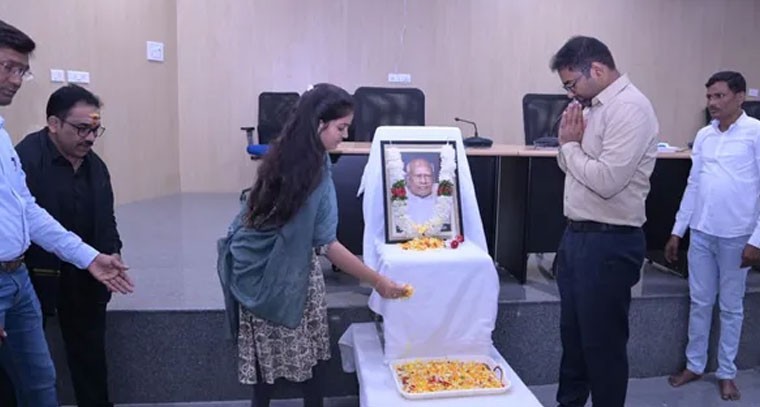 మహనీయుల జీవితం మనందరికీ ఆదర్శం: కలెక్టర్