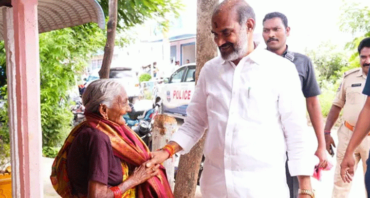 రుద్రంగి మండల కేంద్రంలో రాష్ట ప్రభుత్వ విప్ ఆది పర్యటన