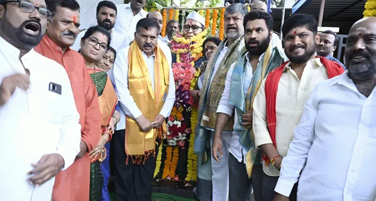 కొండ లక్ష్మణ్ బాబూజీకి ఎమ్మెల్యే ముఠా గోపాల్ నివాళులు