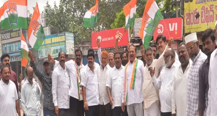 సంగారెడ్డిలో కాంగ్రెస్ నాయకుల సంబరాలు