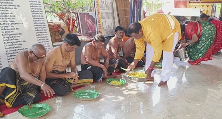 అయ్యప్ప స్వామికి పడి సమర్పించిన బీజేపీ సీనియర్ నాయకులు