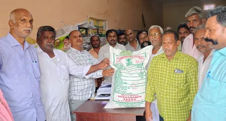 రైతులకు సబ్సిడీపై వరి విత్తనాలు పంపిణీ