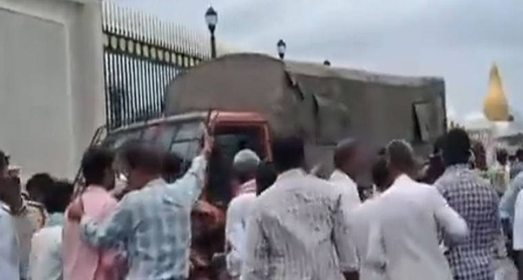 సచివాలయం ఎదుట ఆందోళనకు దిగిన రైతులు