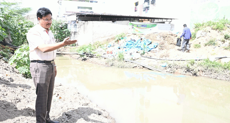 నాలాల‌తో పాటు చెరువుల‌ను ప‌రిశీలించిన హైడ్రా క‌మిష‌న‌ర్‌
