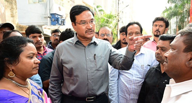 30 ఏళ్ల మురుగు స‌మ‌స్య‌ను..ప‌రిశీలించిన హైడ్రా క‌మిష‌న‌ర్‌