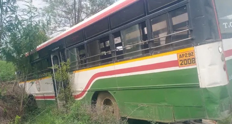 అదుపు తప్పిన ఆర్టీసీ బస్సు.. తప్పిన పెను ప్రమాదం