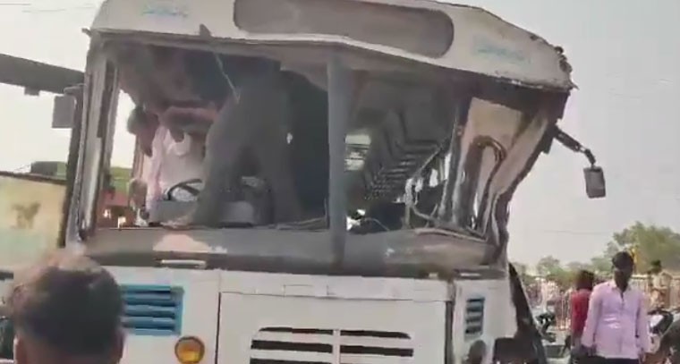 సంగారెడ్డి జిల్లాలో RTC బస్సుకు యాక్సిడెంట్