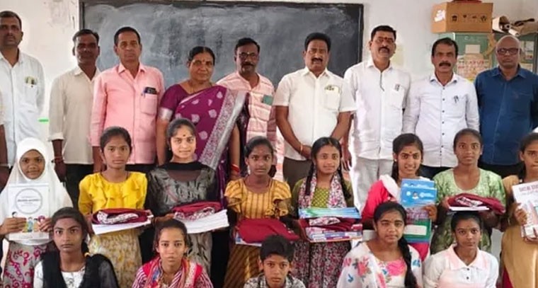 విద్యార్థులకు పాఠ్యపుస్తకాలు, యూనిఫాం అందజేత