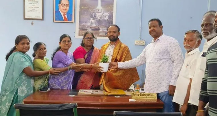 మున్సిపల్ కమిషనర్‌కు వైస్ చైర్‌పర్సన్ తిరుపతిని సన్మానం