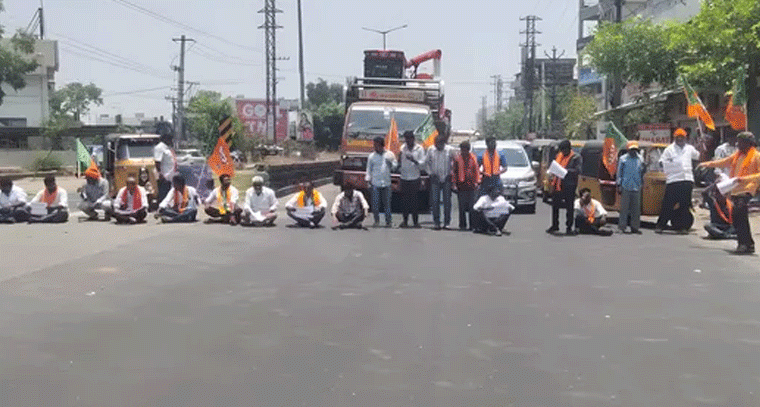  సన్న వడ్లు కొనుగోలు చేయాలని రాస్తారోకో