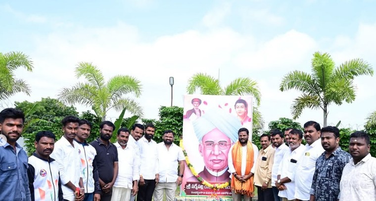 సర్వేపల్లి చిత్రపటానికి ఘన నివాళులు అర్పించిన నీలం..