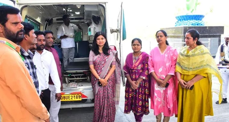 అడ్వాన్స్ లైఫ్ సపోర్ట్ అంబులెన్స్ ను పరిశీలించిన కలెక్టర్