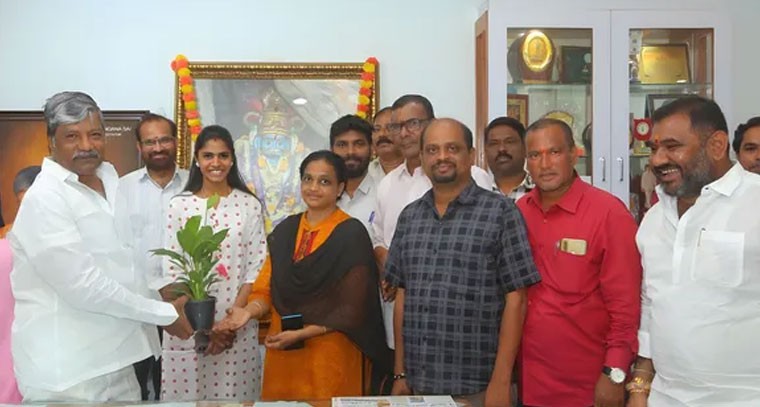 ఎమ్మెల్యే ను కలిసిన నూతన పట్టణ ప్రణాళికాధికారి