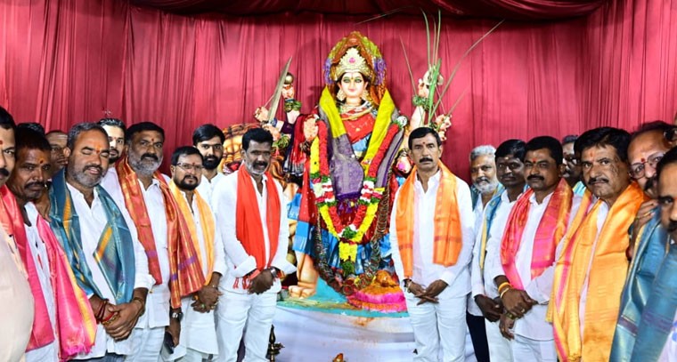 అమ్మవారి మండపాలను దర్శించుకున్న మాజీ మున్సిపల్ చైర్మన్ తుమ్మల పాండురంగా రెడ్డి