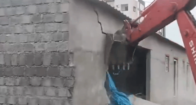 అనుమతుల్లేని నిర్మాణాల కూల్చివేత