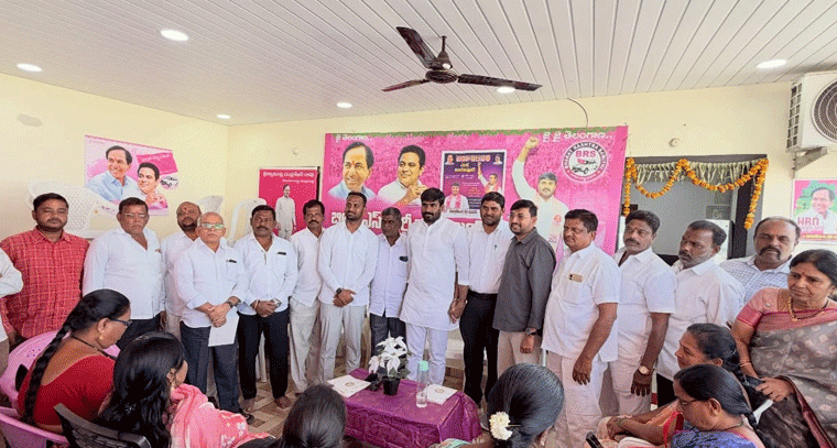 శేరిలింగంపల్లి నియోజకవర్గంలోని బీఆర్‌ఎస్ పార్టీ కార్యాలయంలో ముఖ్య నాయకలు సమావేశం