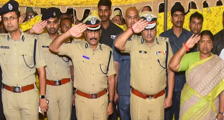 అమరులైన కానిస్టేబుళ్లకు మంత్రి సీతక్క నివాళి…