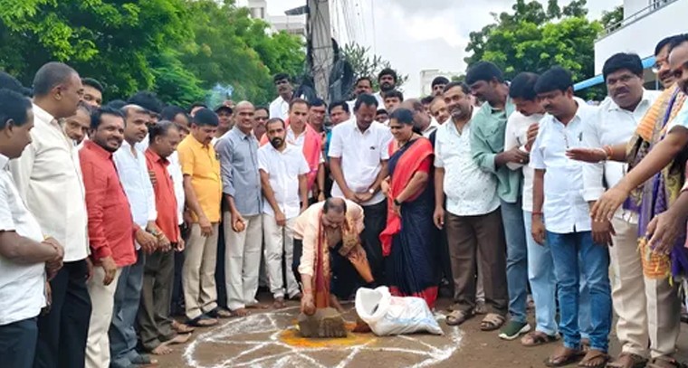 వాటర్ పైప్ లైన్ పనులకు ఎమ్మెల్యే శంకుస్థాపన