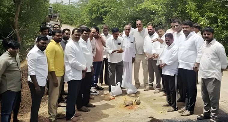 షాద్ నగర్ లో బిటి రోడ్డు పనులు ప్రారంభం