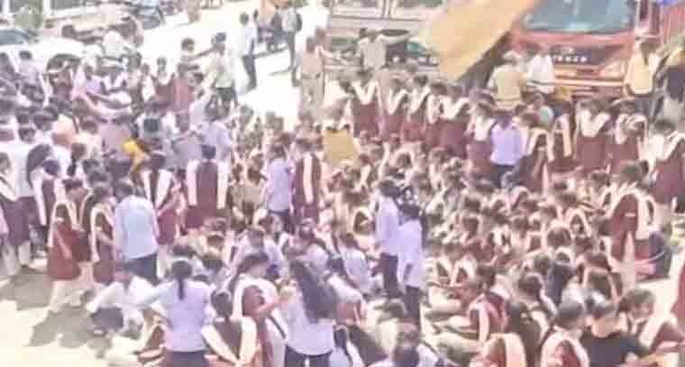 షాద్‌నగర్ లో గురుకుల డిగ్రీ కళాశాల వద్ద విద్యార్థినులు చేపట్టిన నిరసన తీవ్ర ఉద్రిక్తత 