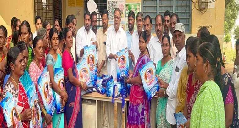 షాద్ నగర్ లో ఇందిరమ్మ చీరల పంపిణీ