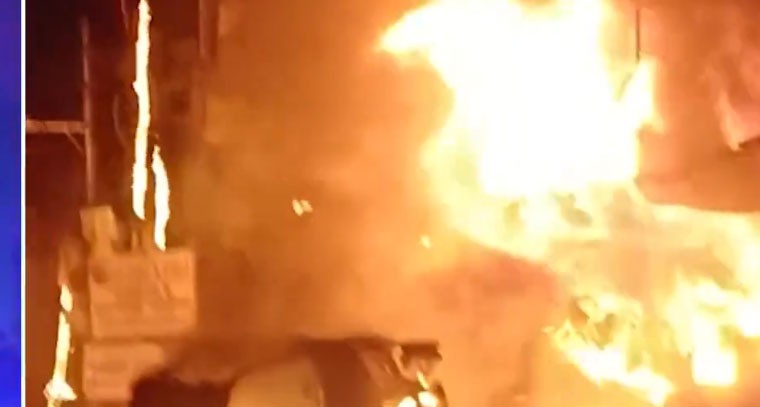 శాలిబండ ఎలక్ట్రానిక్ షోరూంలో అగ్ని ప్రమాదం 
