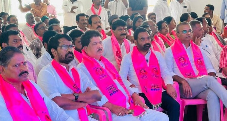 హరీష్ రావు గారి పవర్ పాయింట్ ప్రజెంటేషన్ ను వీక్షించిన మేడ్చల్ జిల్లా ప్రజా ప్రతినిధులు....